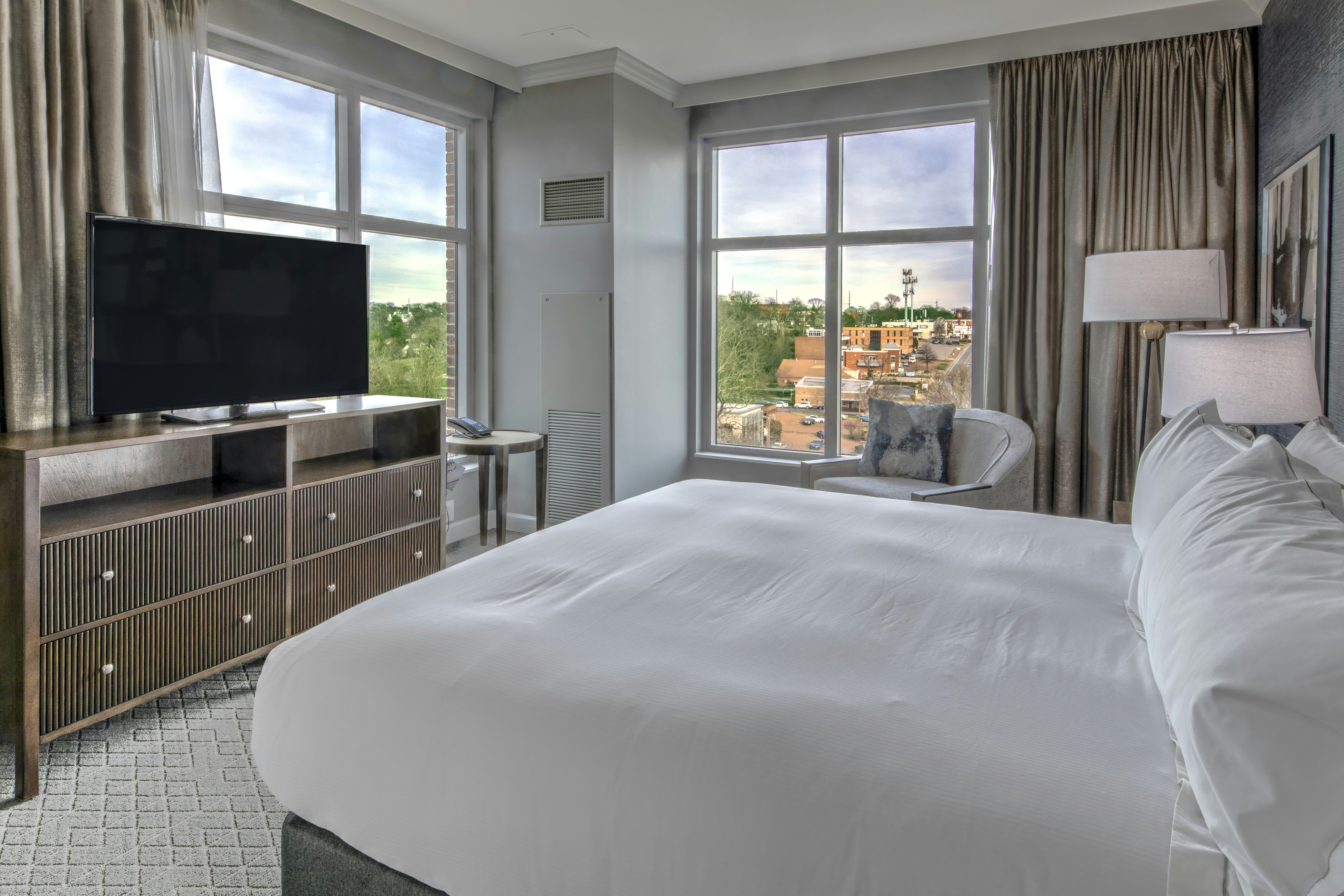 ROOM, KING BED, CORNER