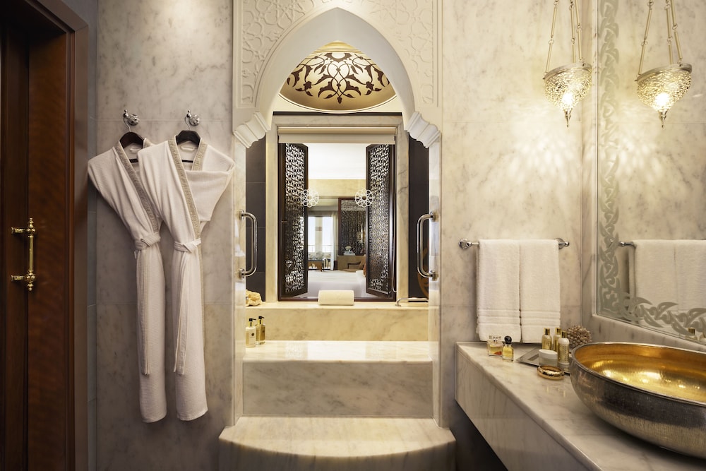 جناح جونيور بشرفة مع دخول صالة النادي، Jumeirah Zabeel Saray Dubai 3/3