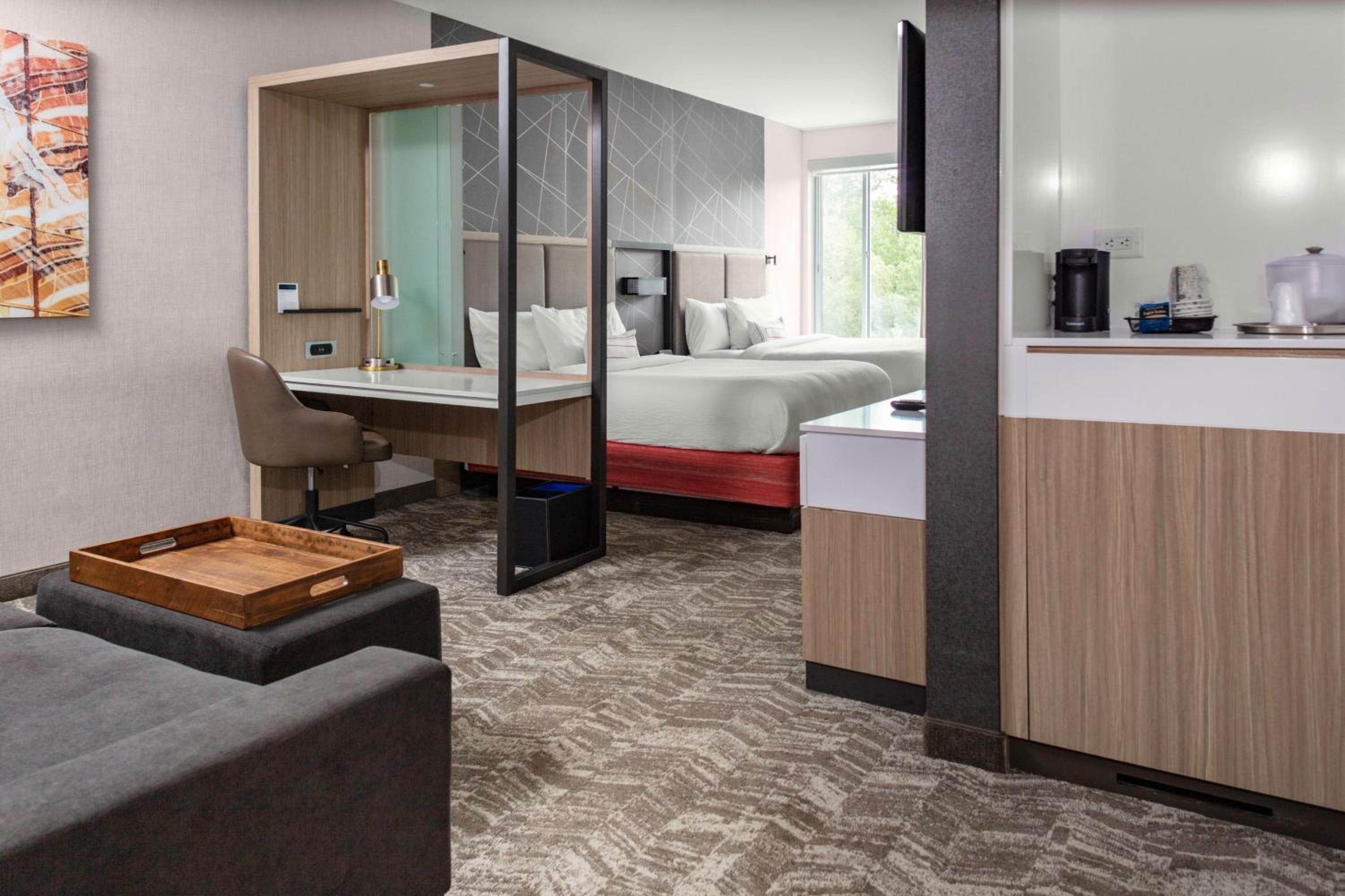 Suite, 2 Queen Beds, Trundle Bed, Sofa, Bathtub, Accessible