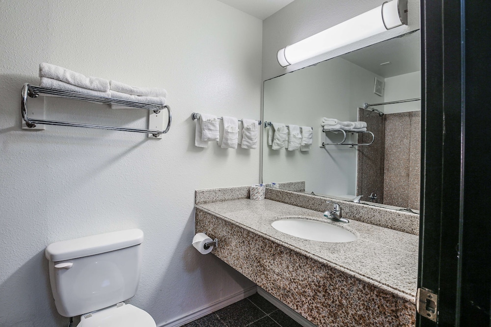 Deluxe, King Bed, Kitchenette, Motel6 Pasadena, TX 5/8