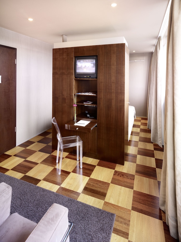 THE NEW YORKER HOTEL COLOGNE 43/74
