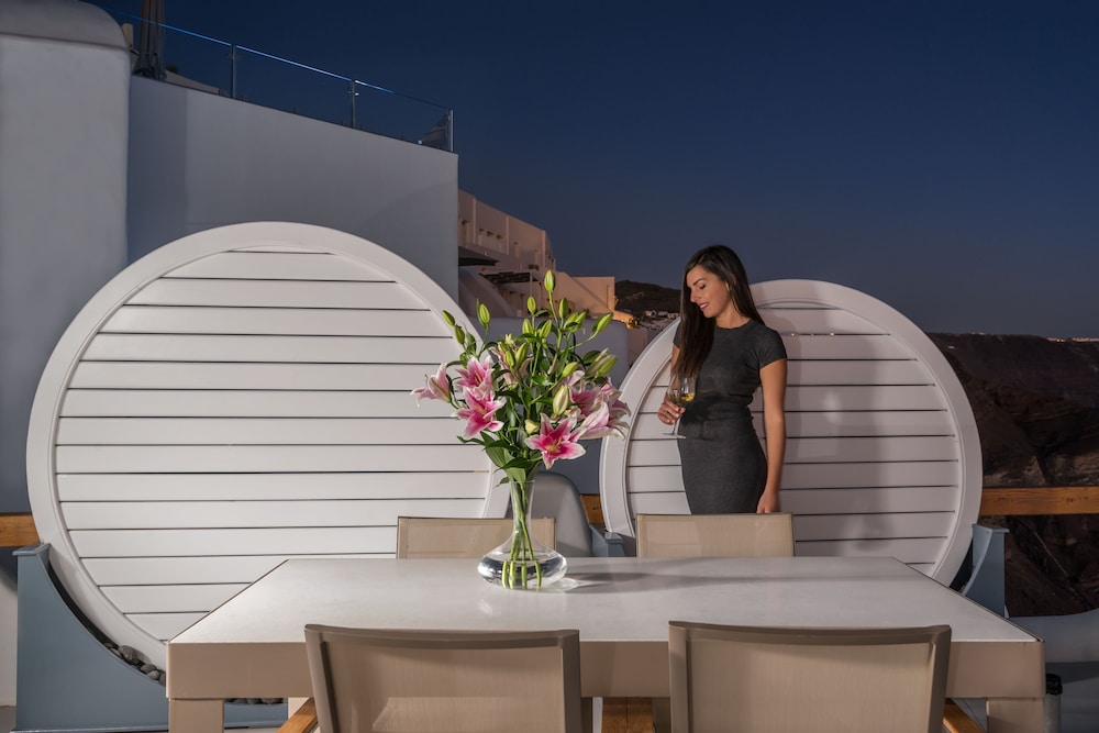 Elite Luxury Suites 3/50