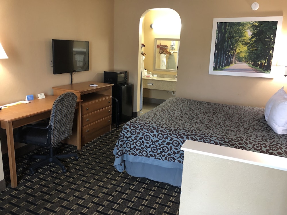 Days Inn By Wyndham Columbus 40/54