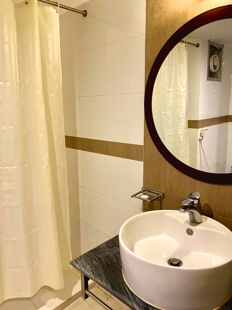 Nirvana Inn 48/50