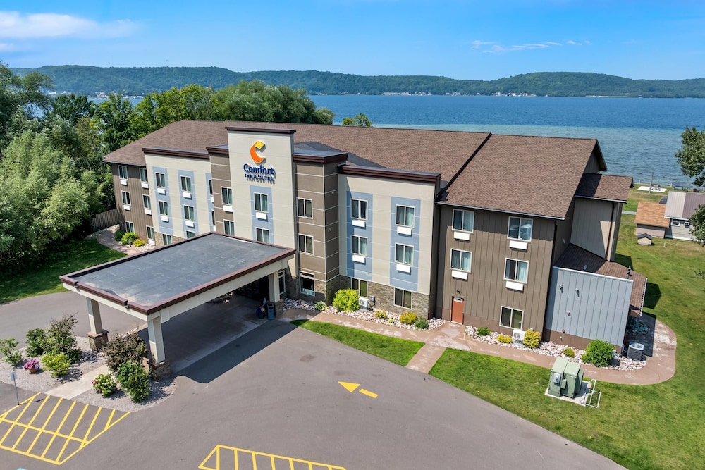 Comfort Inn and Suites Munising - Lakefront 4/49