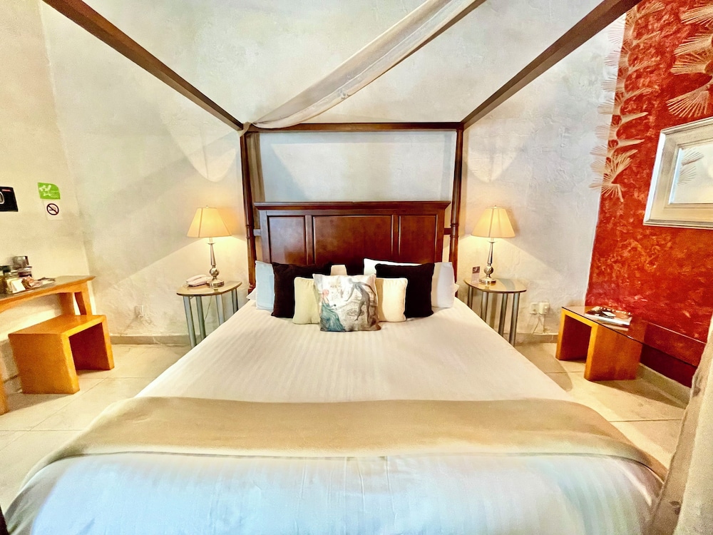 JUNIOR SUITE, KING BED