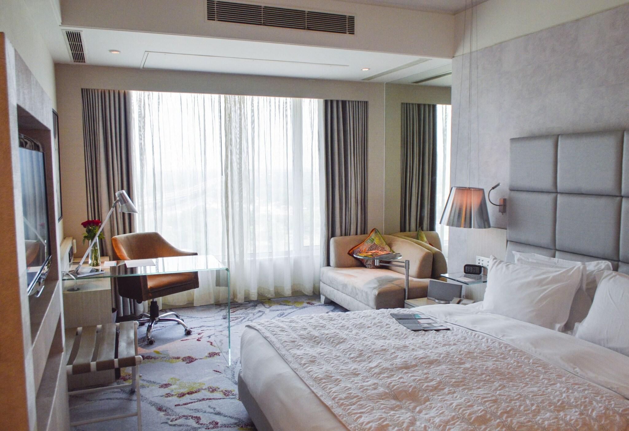 غرفة بريميير بسرير كينج، Le Meridien Gurgaon 4/10