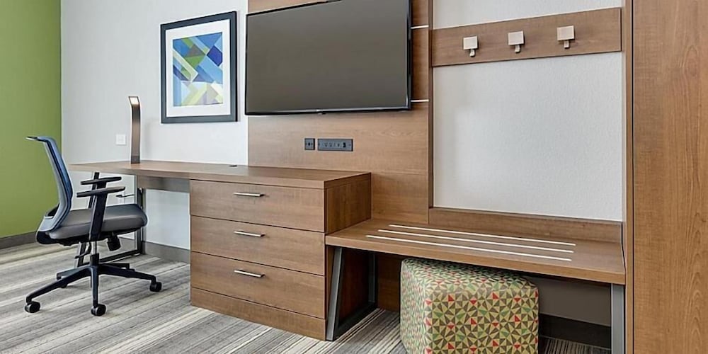Holiday Inn Express Hotel And Suites Denton Unt Twu 64/68