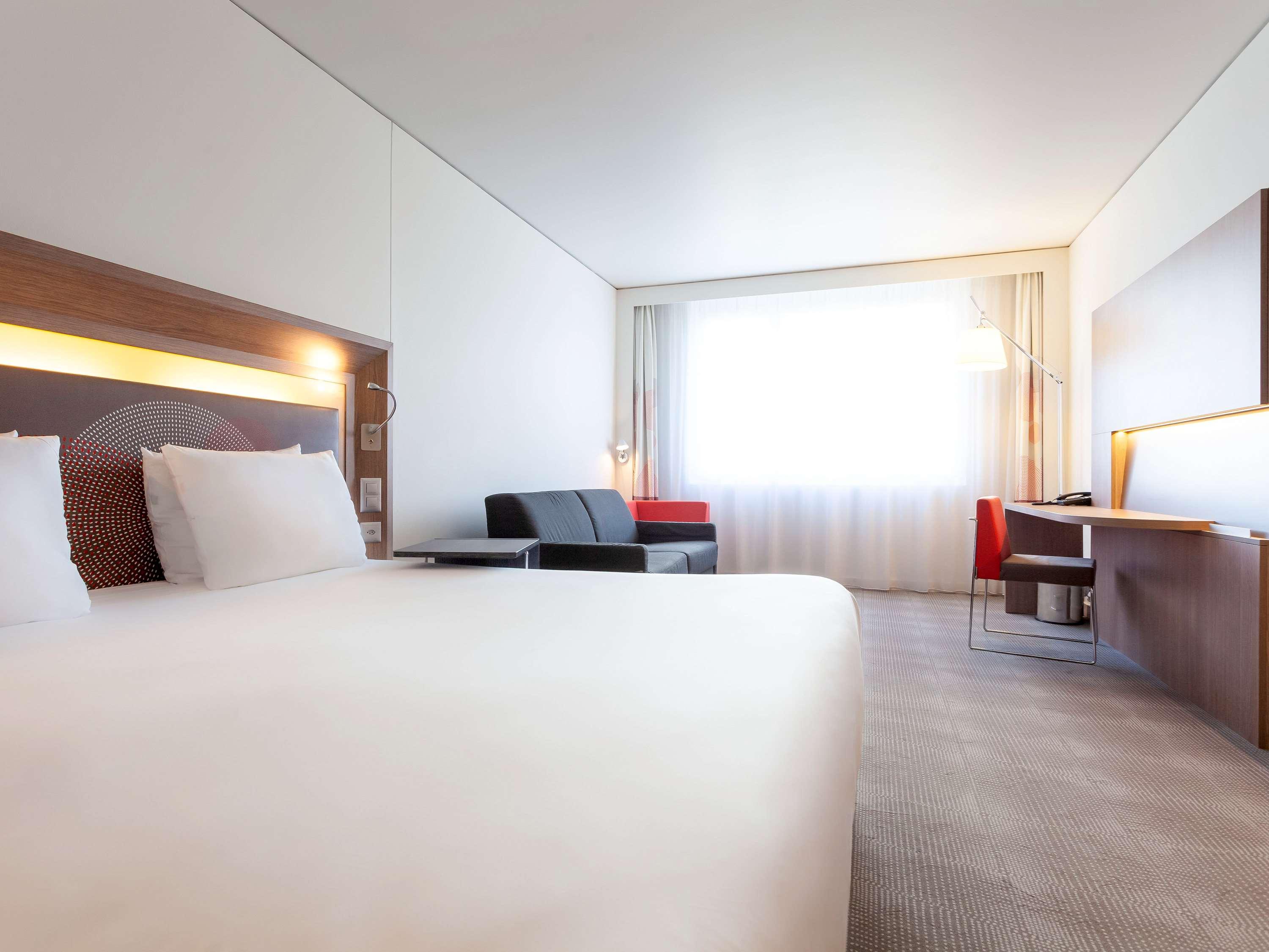 EXECUTIVE, QUEEN BED, SOFA