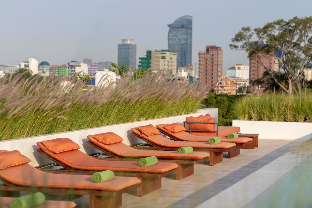 Penh House Hotel 71/74