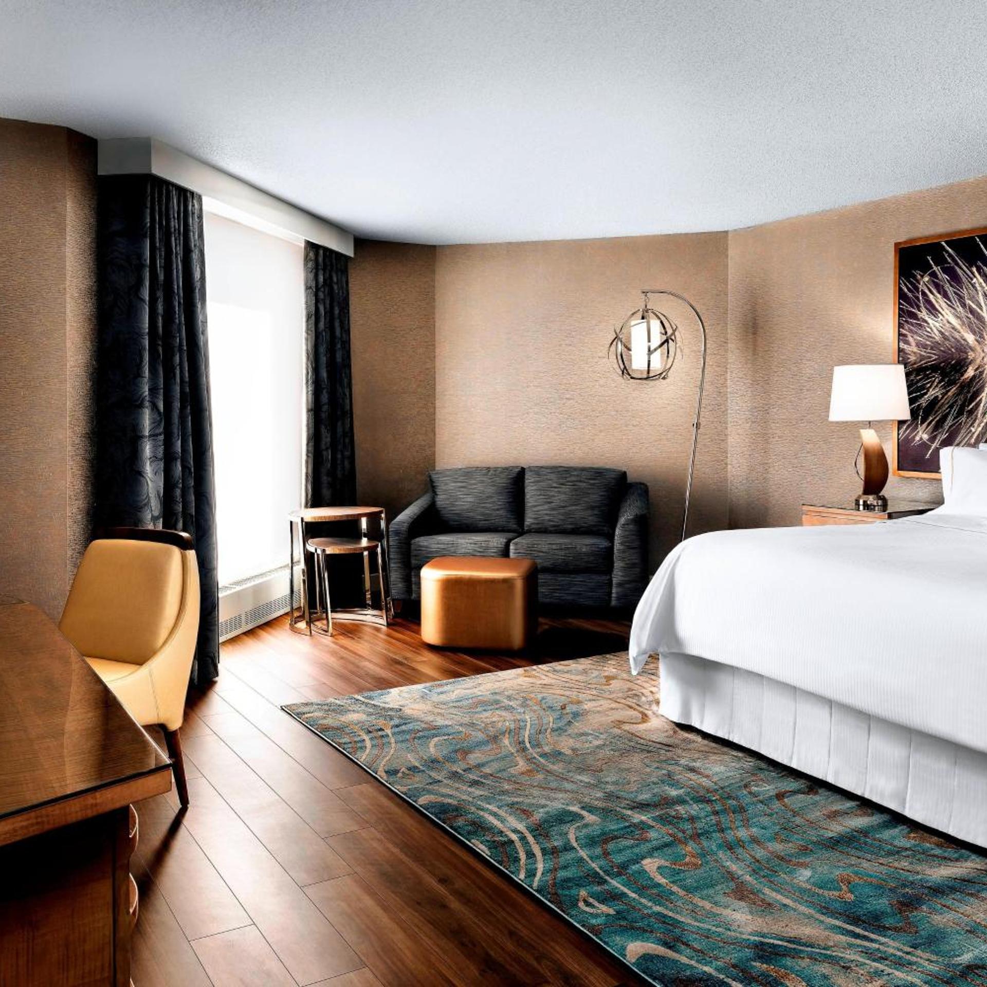 Guest Room, Deluxe, King Bed, Airport View, Large