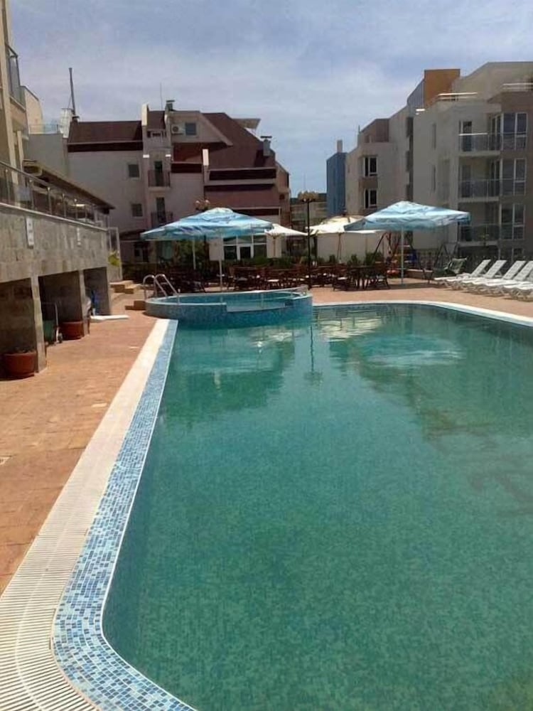 TROPICS HOTEL 20/23