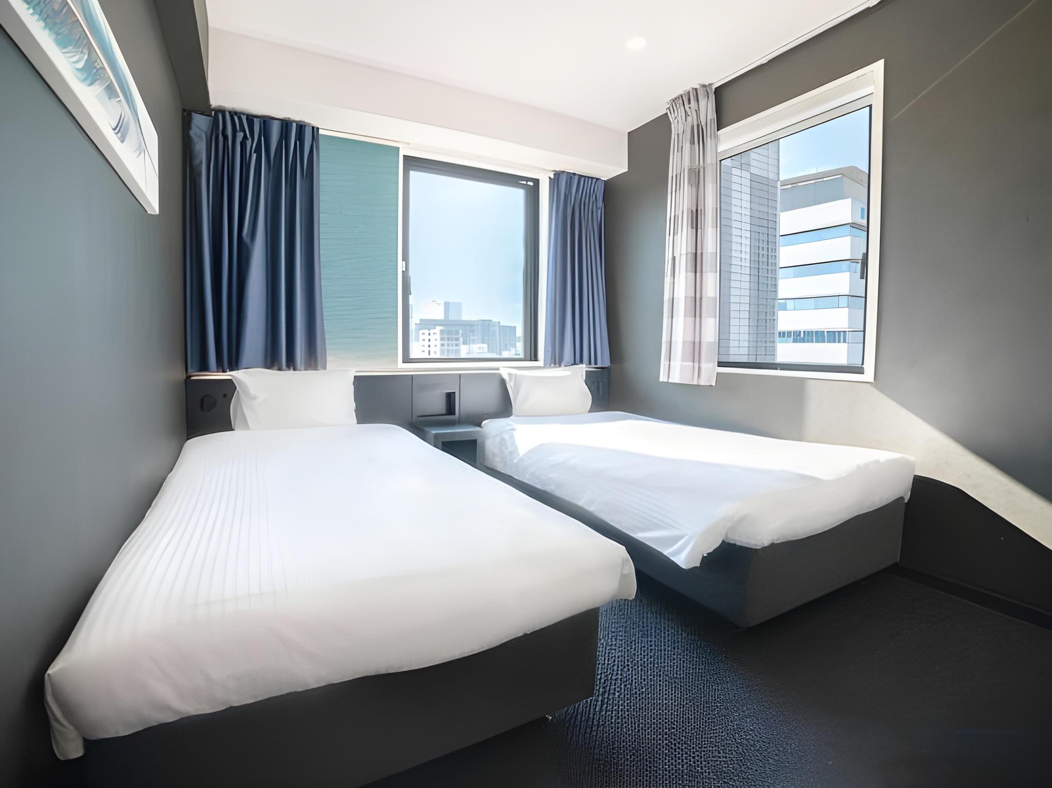 DELUXE, TWIN BEDS