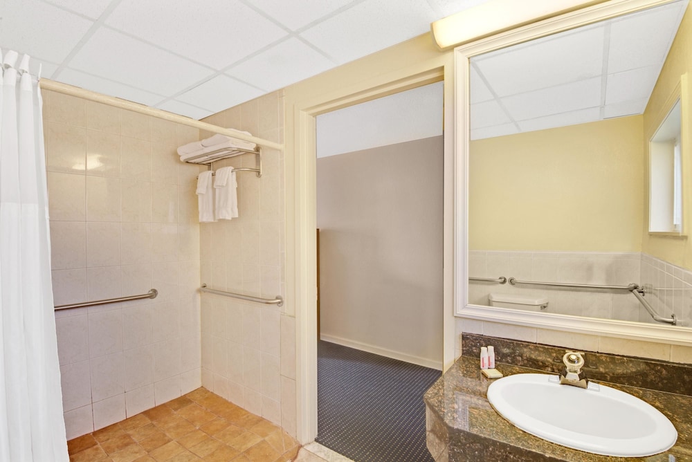 Super 8 By Wyndham Milford/New Haven 9/27