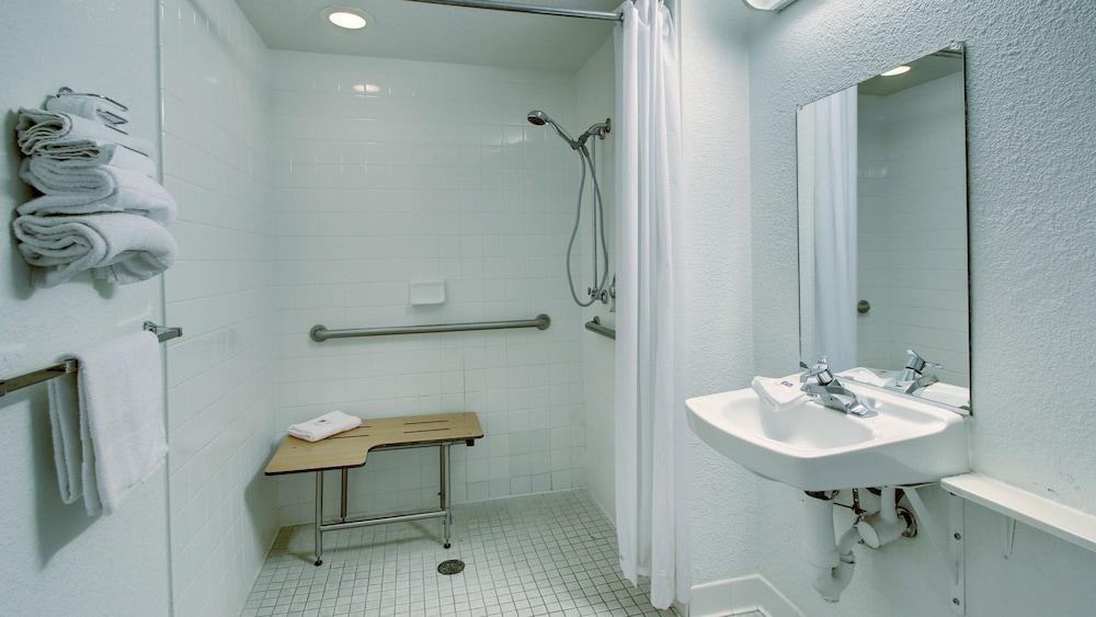 Motel6 Everett, WA - North 35/38