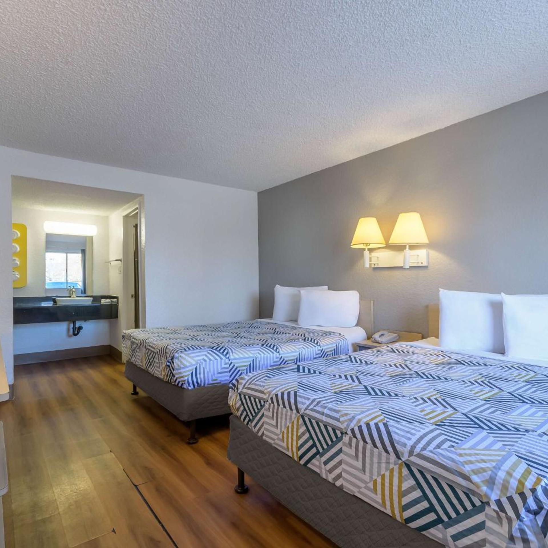 2 Queen Beds - ADA/Tub, Smoking