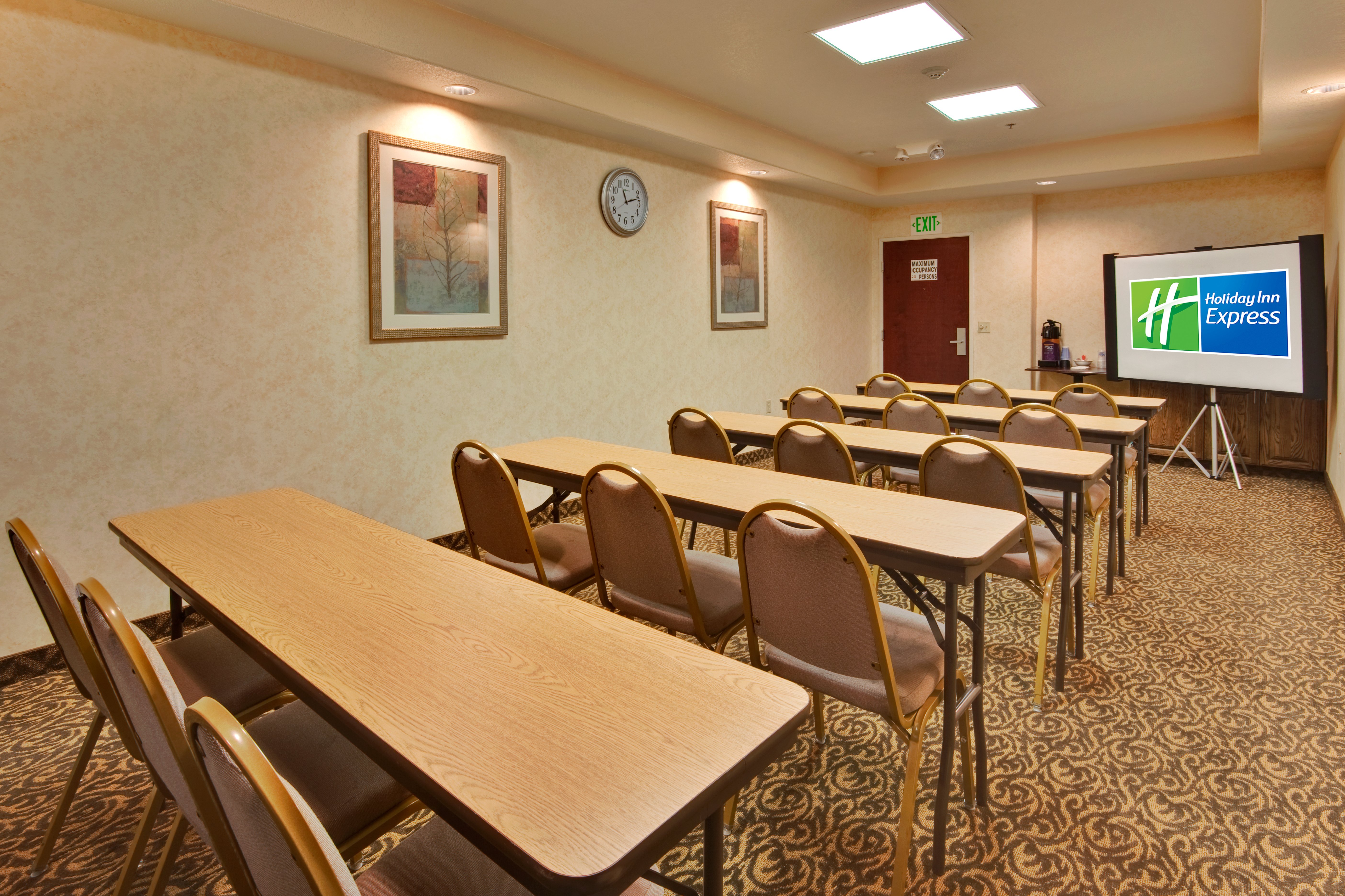 Holiday Inn Express Delano Hwy 99 35/49