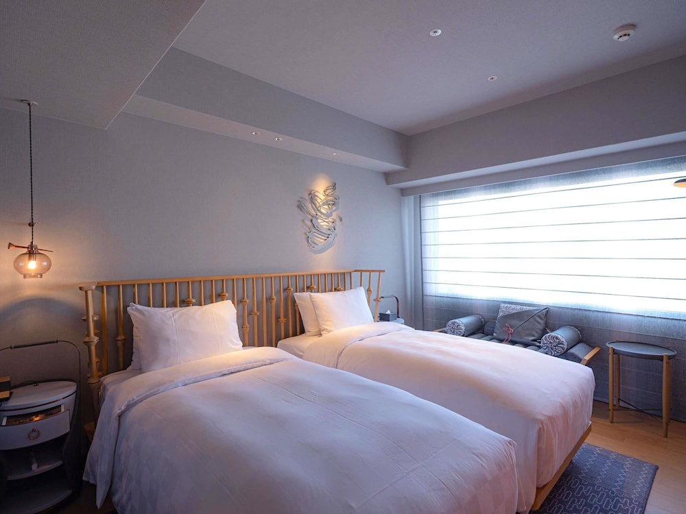 PRIVILEGE, TWIN BEDS, BATHTUB