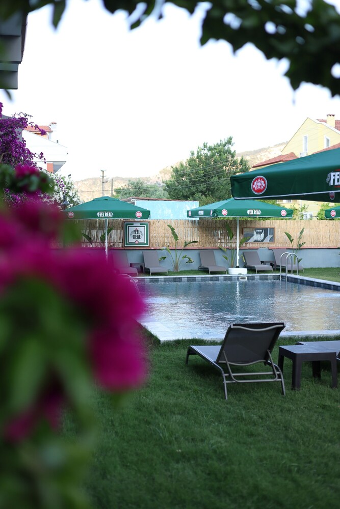 Patio Hotel 19/25