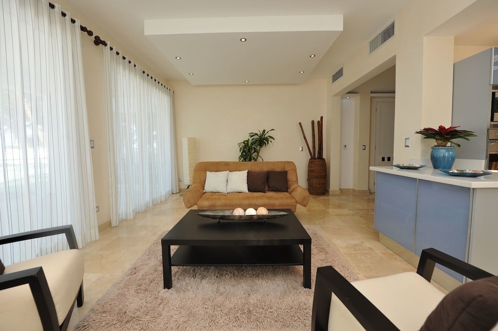 WATERMARK LUXURY OCEANFRONT ALL SUITE HOTEL 40/56