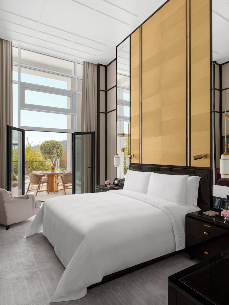 Bosphorus, Executive, Suite, King Bed, Sofa, Balcony