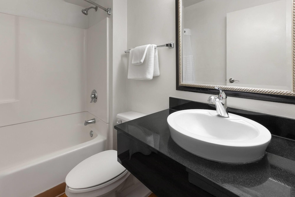 Travelodge by Wyndham Madison Heights MI 39/41