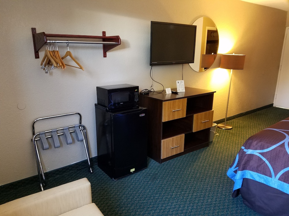 Super 8 By Wyndham Bentonville 4/59