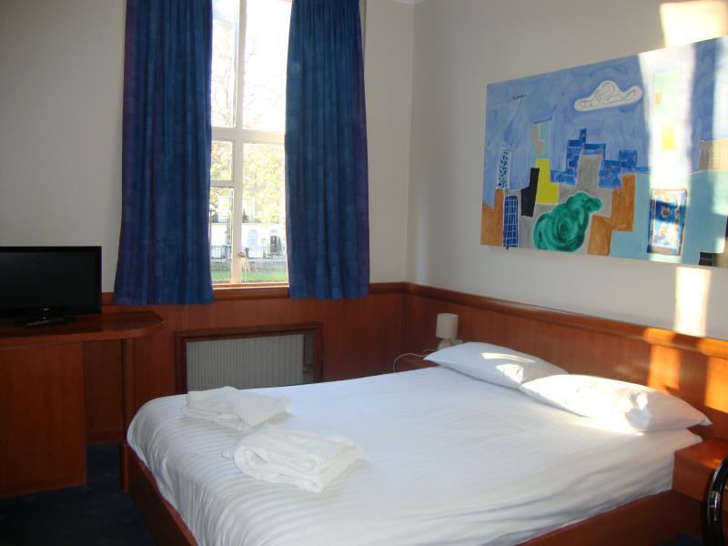 Feature, Queen Bed, Balcony