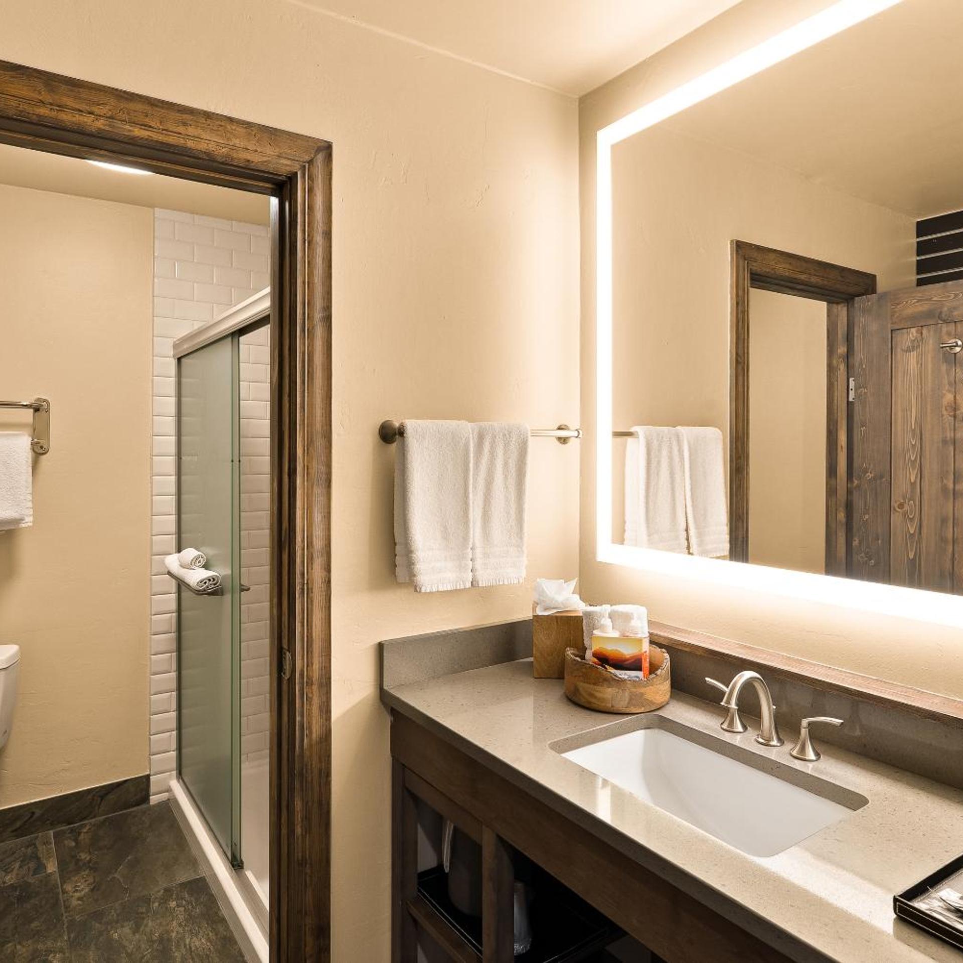 Courtyard, Premium, King Bed, with View، Arabella Hotel Sedona 6/8