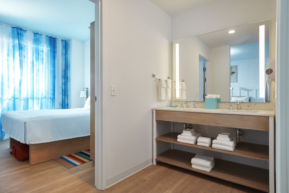 Universal's Endless Summer Resort - Surfside Inn and Suites 39/40