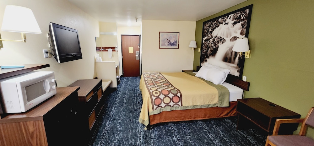 Super 8 by Wyndham Rawlins 4/9
