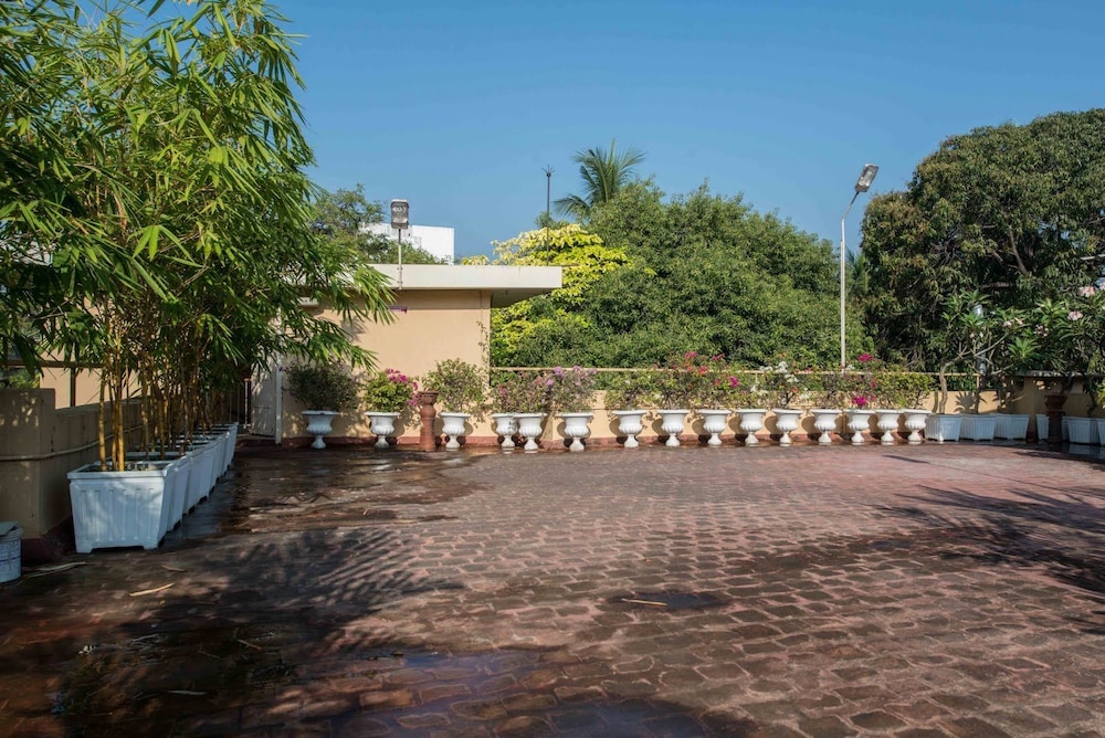 HANU REDDY RESIDENCES - WALLACE GARDEN 43/50