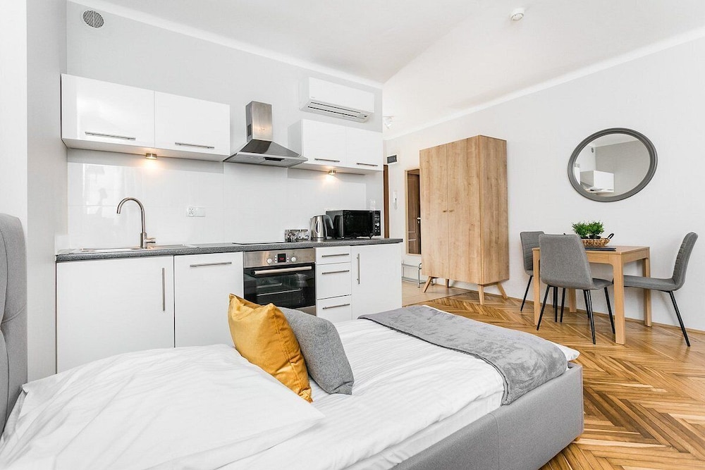 P&J Apartments 17/50