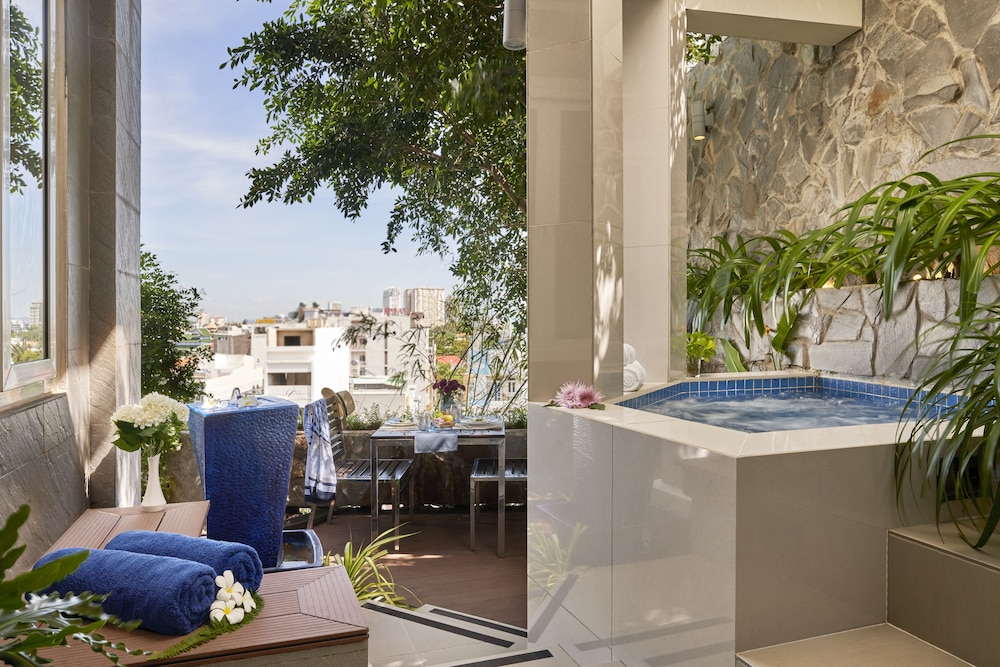 The Wind Resort - Tropical Hillside Escape 30/70