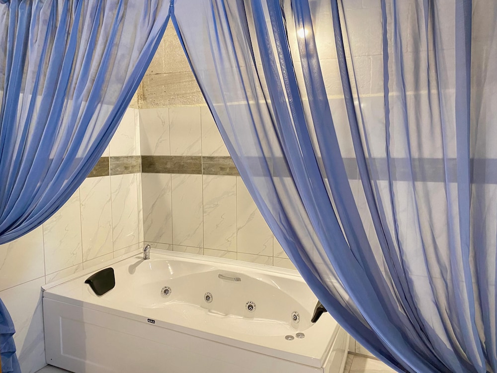 Mesken Cave Suites 2/50