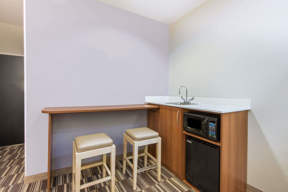 Microtel Inn And Suites By Wyndham Cadiz 16/24