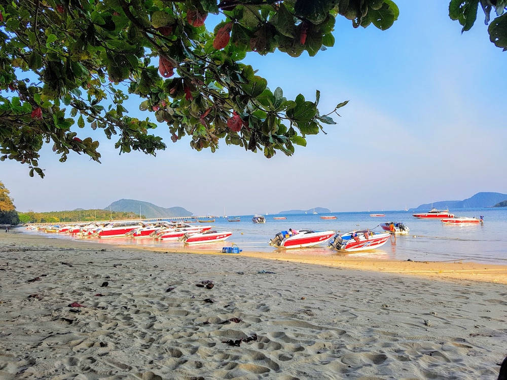 Naiharn Beach Resort 64/70