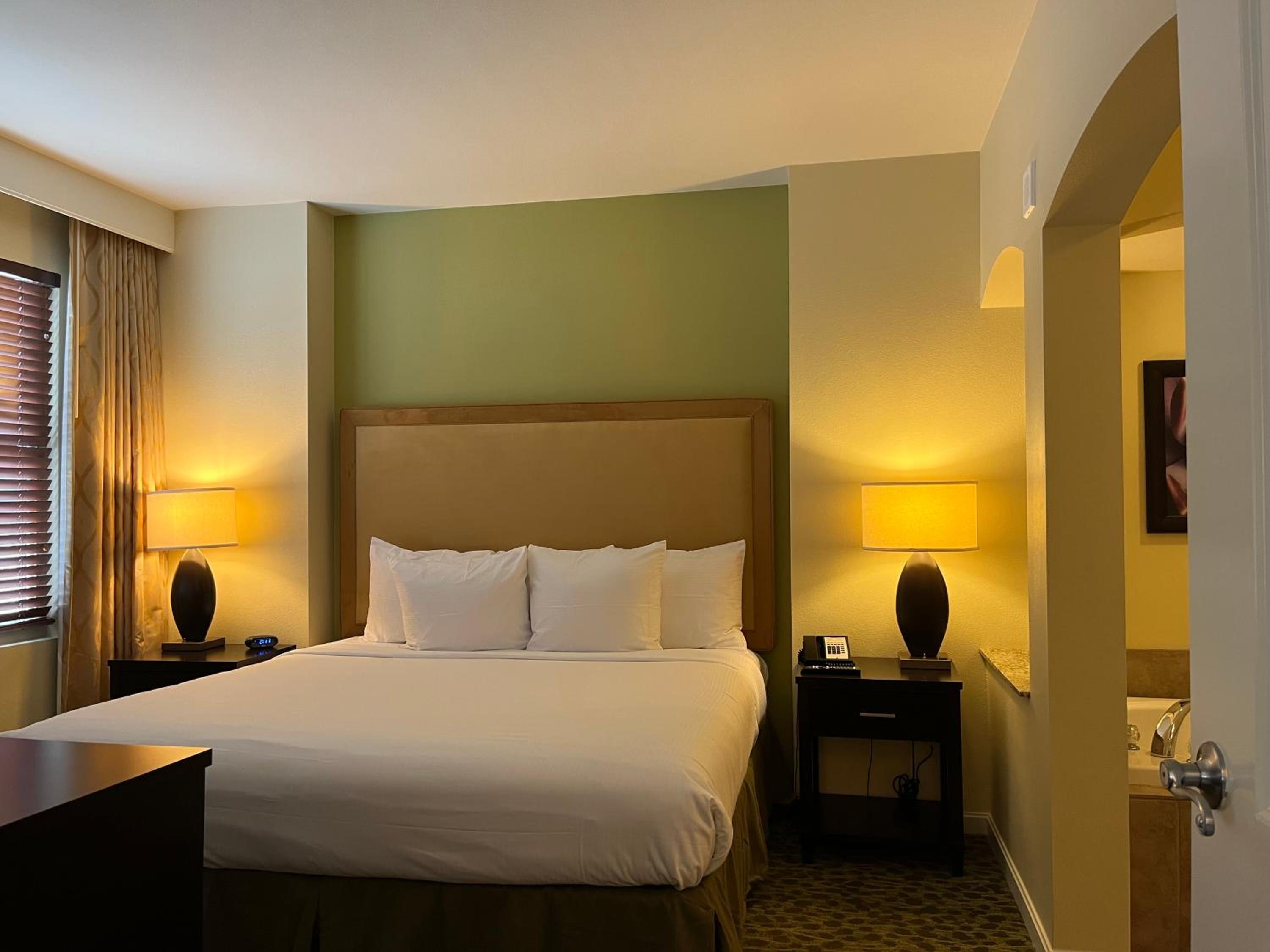 1 BEDROOM, SUITE