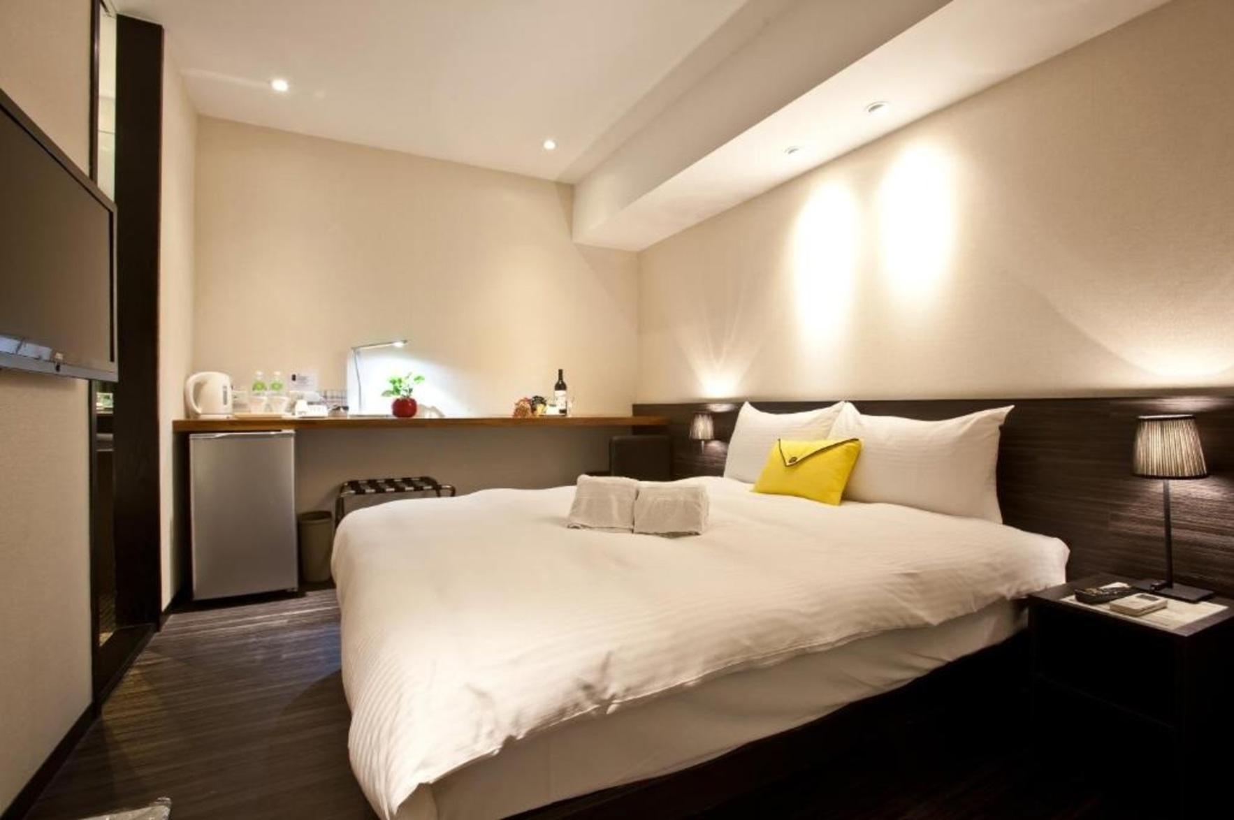 Room, Double Bed, No Window