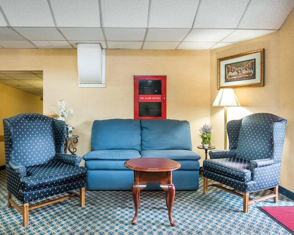 Econo Lodge Manchester, NH 22/28