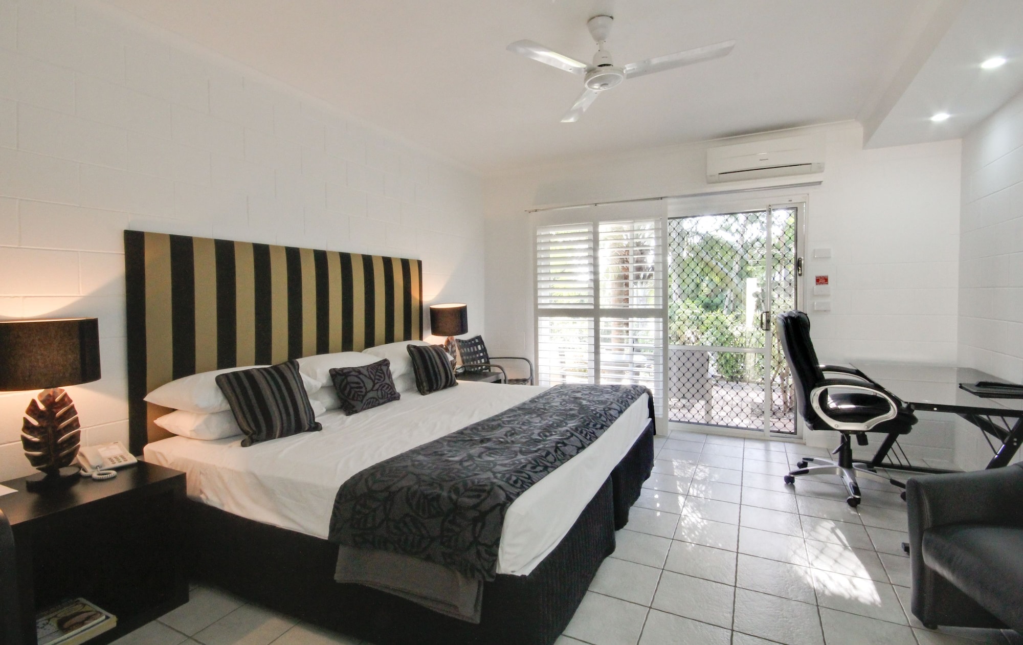 ROOM, KING BED, POOL SIDE