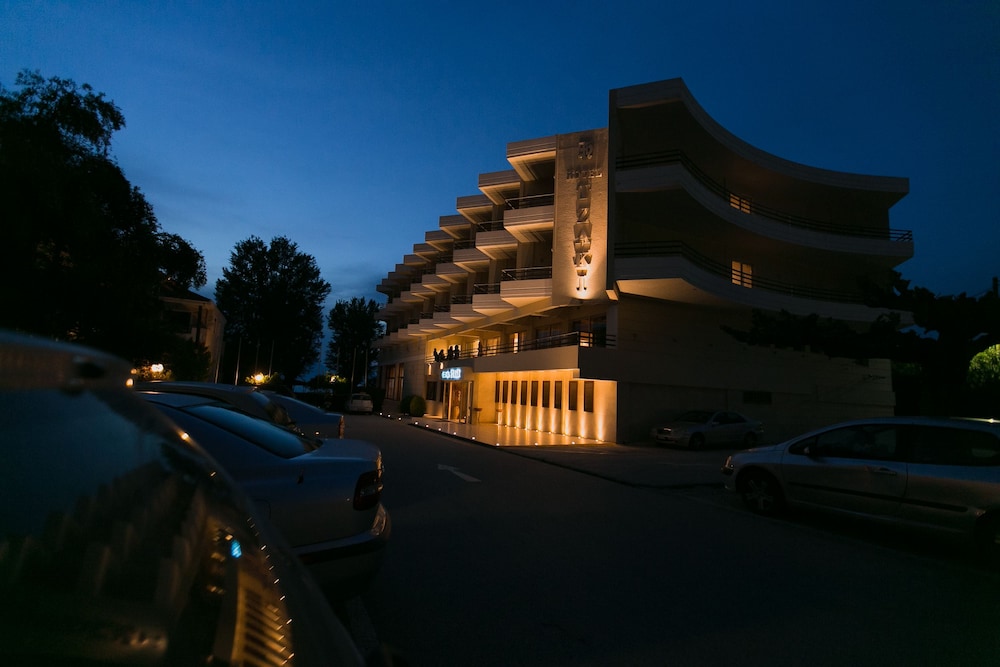 Tzaki Hotel 3/42