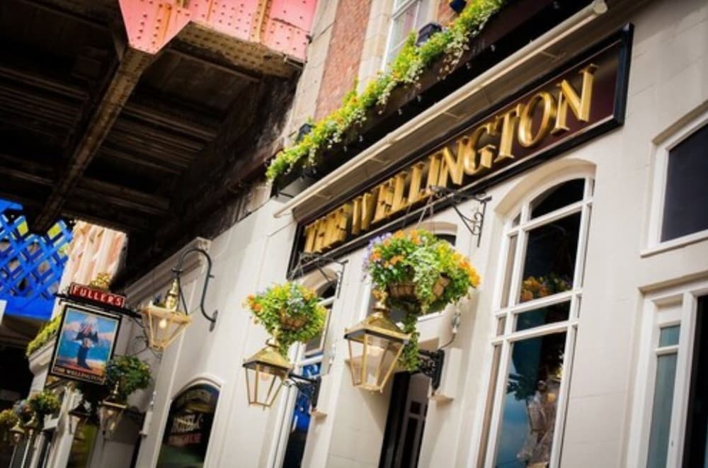 The Wellington Hotel, Waterloo 12/50