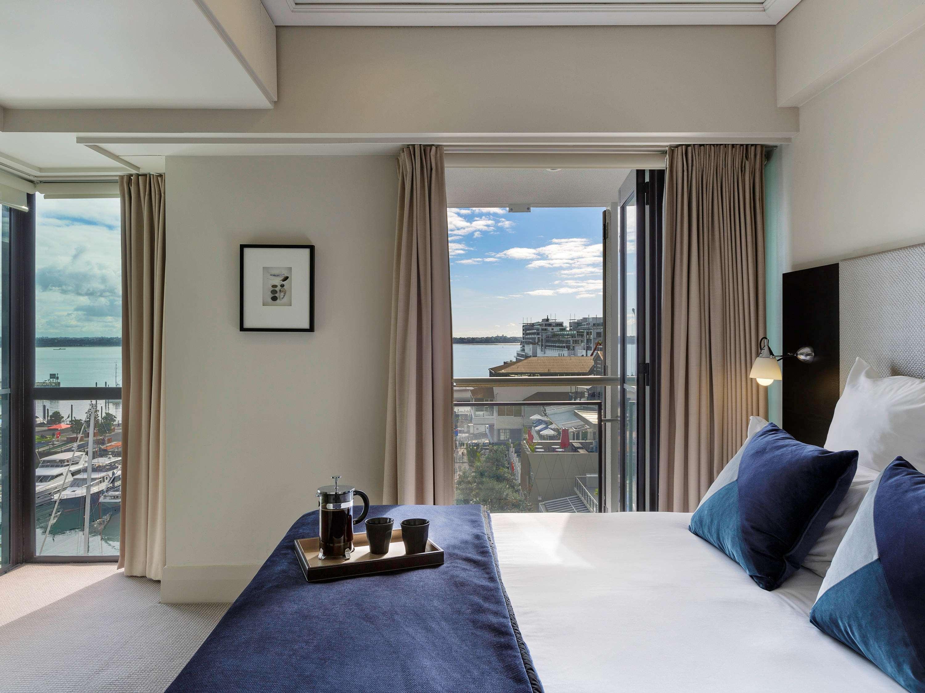 1 BEDROOM, SUITE, QUEEN BED, MARINA VIEW