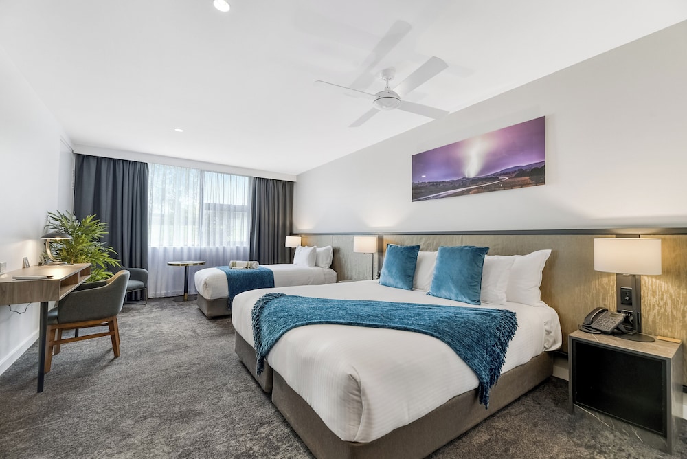 Carers, Deluxe, Suite, 2 King Beds, Single Bed