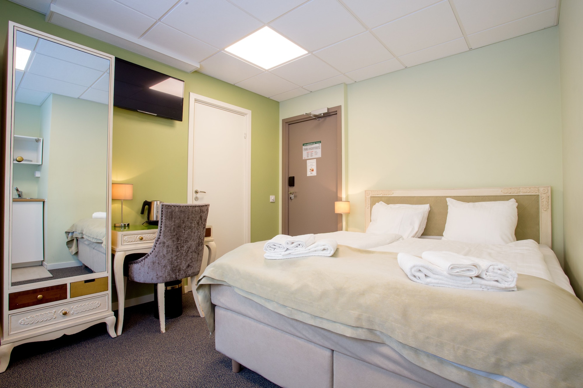 ROOM, DOUBLE BED