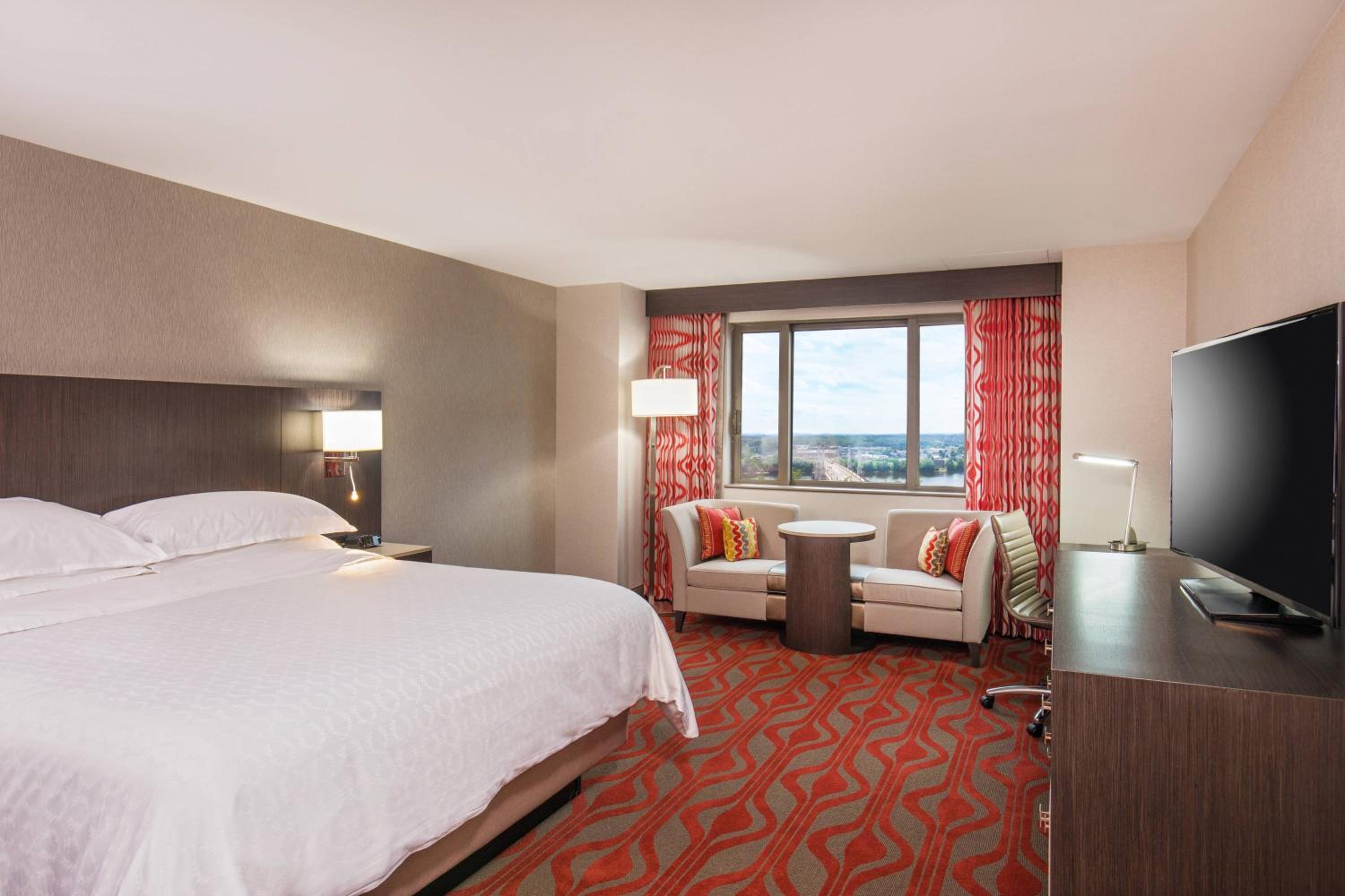 Guest Room, King Bed, Club Floor