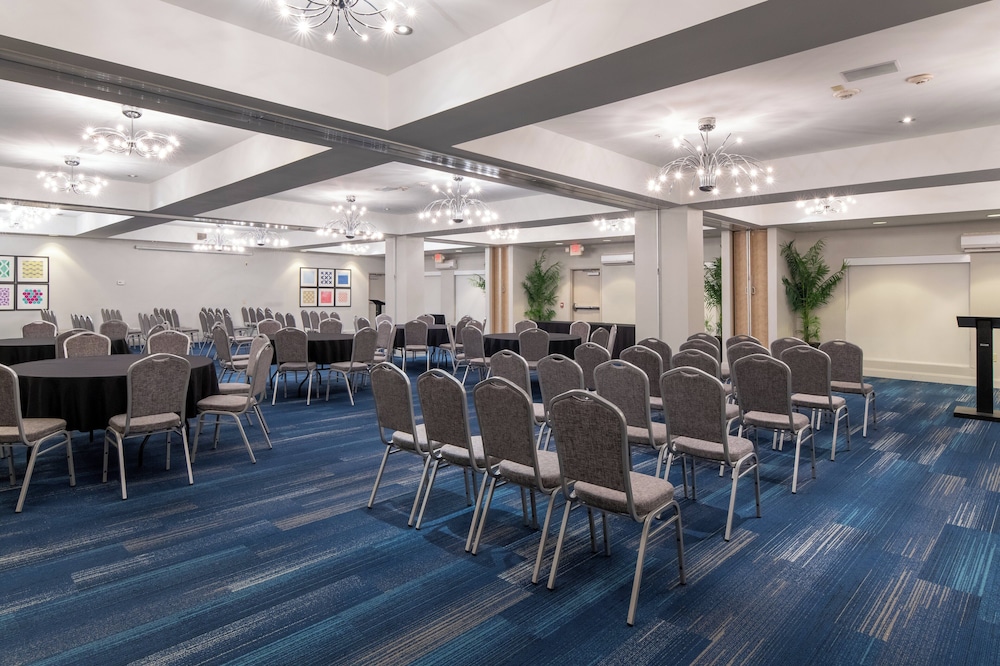 Holiday Inn Express Hotel Suites Dallas South Desoto 60/72