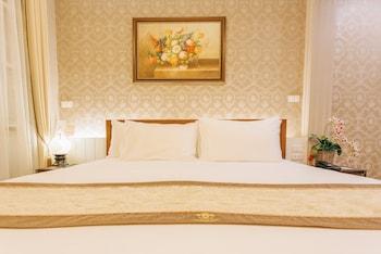 Junior Suite, King Bed, Garden View, Balcony