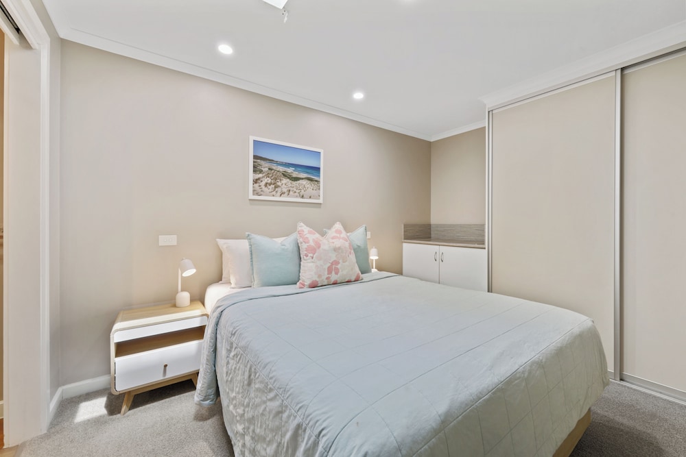 2 Bedrooms, Family, Villa, King and Queen Bed, Bay View, Sofa، Sea Foam Villas 4/8